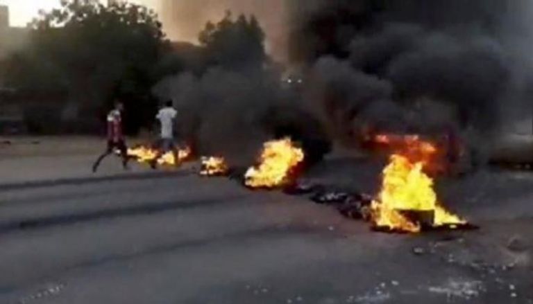 محتجون في السودان يقطعون الطرق بدواليب مشتعلة