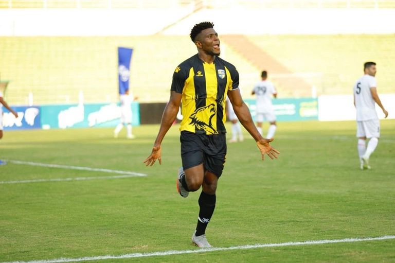 جون أوكلي يحتفل بهدف فوز المقاولون على الشرقية للدخان من مباراة المقاولون والشرقية للدخان في الدوري المصري