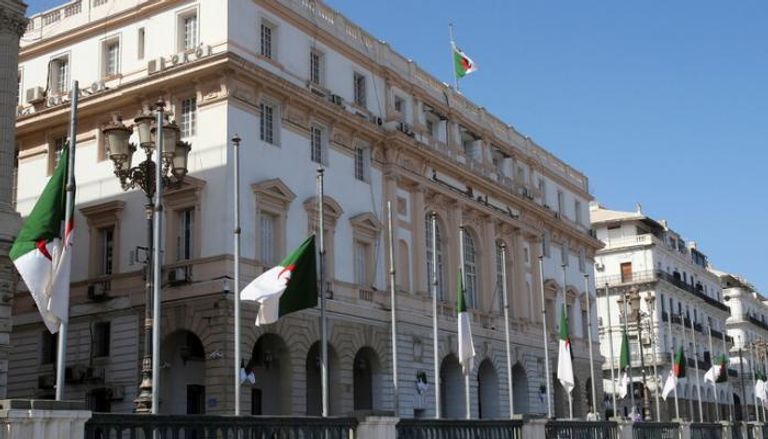 وزارة العمل الجزائرية تنصف اللغة العربية
