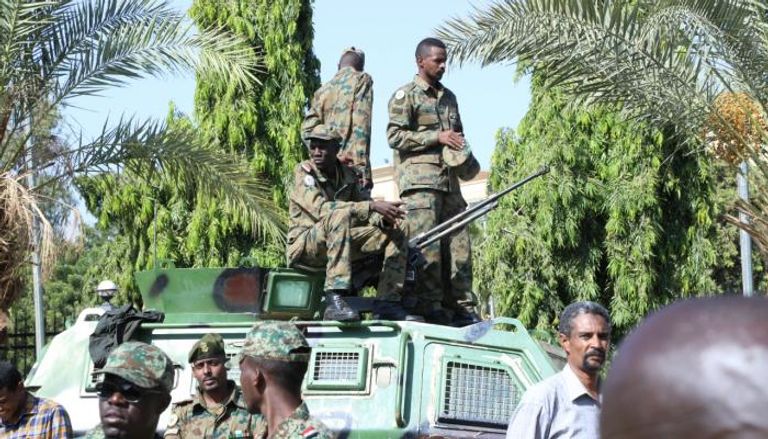 عناصر من الجيش السوداني في أحد شوارع الخرطوم