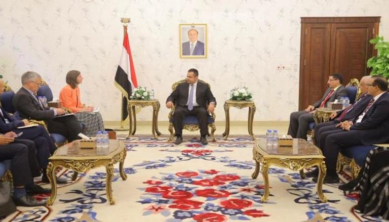 جانب من اجتماع رئيس الوزراء اليمني والبعثة الأوروبية في عدن