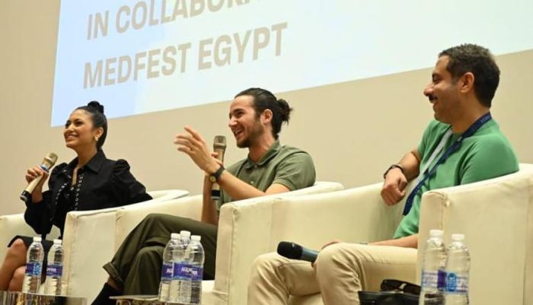الممثلون من اليمين: محمد فراج وأحمد مالك ومي الغيطي