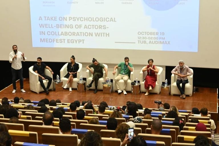 الممثلون من اليمين: محمد فراج وأحمد مالك ومي الغيطي