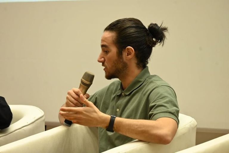 الممثلون من اليمين: محمد فراج وأحمد مالك ومي الغيطي