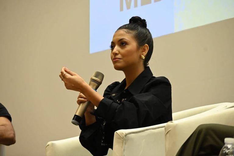 الممثلون من اليمين: محمد فراج وأحمد مالك ومي الغيطي