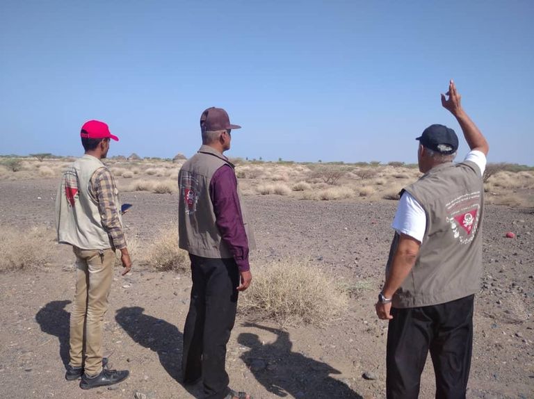 المهندس الشواحي لدى تفكيك لغم حوثي