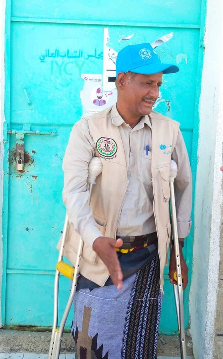 المهندس الشواحي لدى تفكيك لغم حوثي