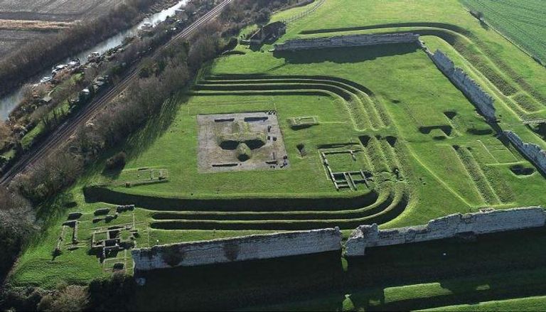 موقع مدرج ريتشبورو الروماني في كينت الذي تم حفره
