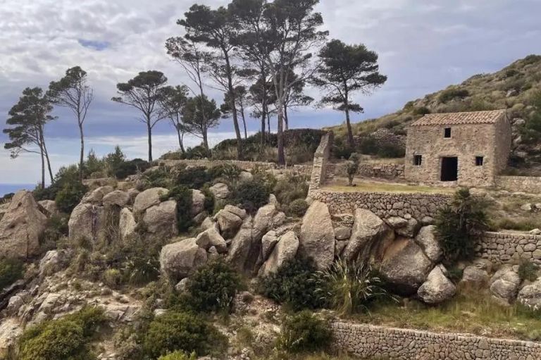 دير "لا ترابا" يجسد فن البناء بالحجر الجاف المسار GR 221 يعد أجمل مسار تجول في مايوركا