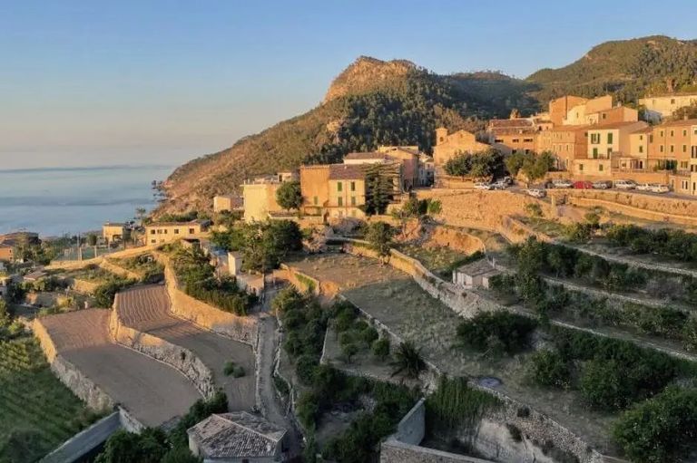 قرية "بانيالبوفار" تشتهر بطبيعتها، التي تتخذ شكل المدرجات المسار GR 221 يعد أجمل مسار تجول في مايوركا