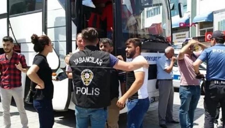 الشرطة التركية توقف سوريين- أرشيفية