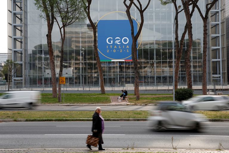 مركز المؤتمرات حيث ستعقد قمة العشرين في روما سيارة شرطة إيطالية أمام مركز المؤتمرات حيث ستعقد قمة العشرين في روما - أ ف ب