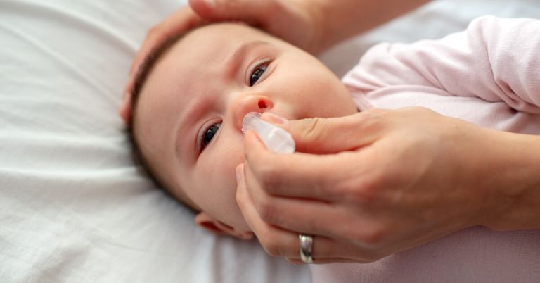 كيفية تنظيف أنف الطفل بالماء والملح
