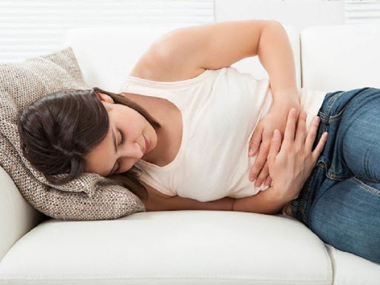 امرأة تعاني من التهاب المسالك البولية - تعبيرية سيدة تعاني من آلام المسالك البولية