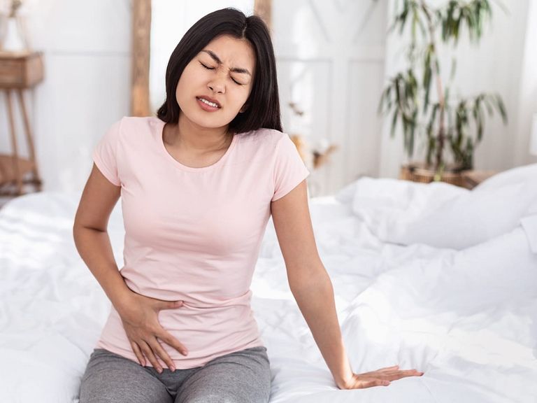 امرأة تعاني من التهاب المسالك البولية - تعبيرية سيدة تعاني من آلام المسالك البولية