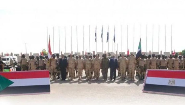 قوات مصرية سودانية في قاعدة محمد نجيب