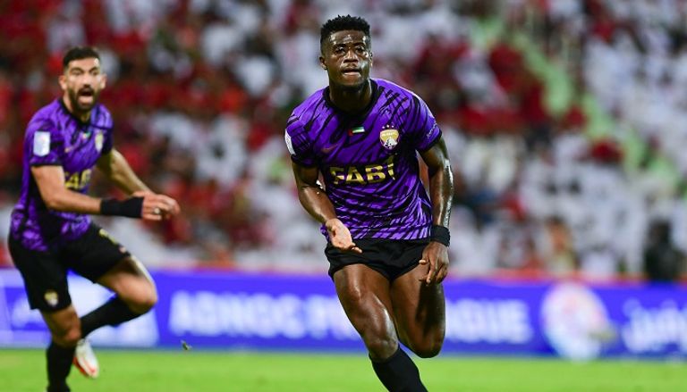 من قمة شباب الأهلي والعين في الدوري الإماراتي