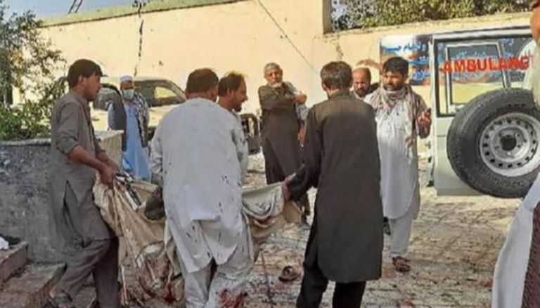 أفغان يحملون أحد ضحايا تفجير قندوز - أرشيفية