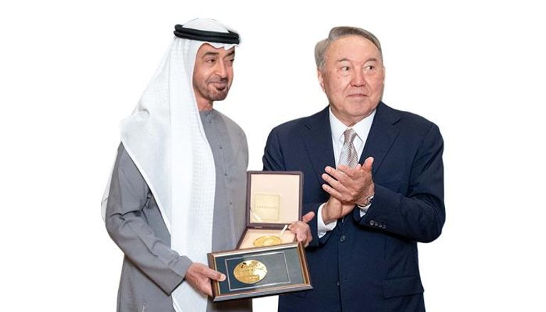 الشيخ محمد بن زايد آل نهيان خلال تسلمه الجائزة من رئيس كازاخستان السابق