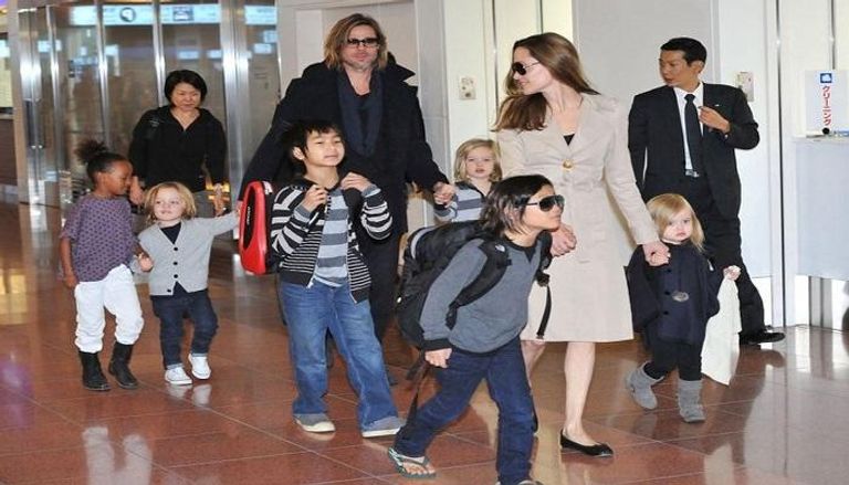 أنجلينا جولي وبراد بيت مع أبنائهما قبل انفصالهما- أرشيفية