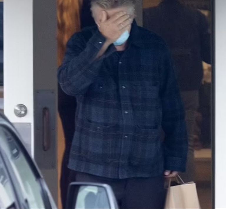 أليك بالدوين مع عائلته- أرشيفية