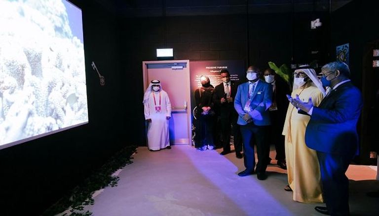 الشيخ محمد بن راشد آل مكتوم خلال زيارة جناح سيشل