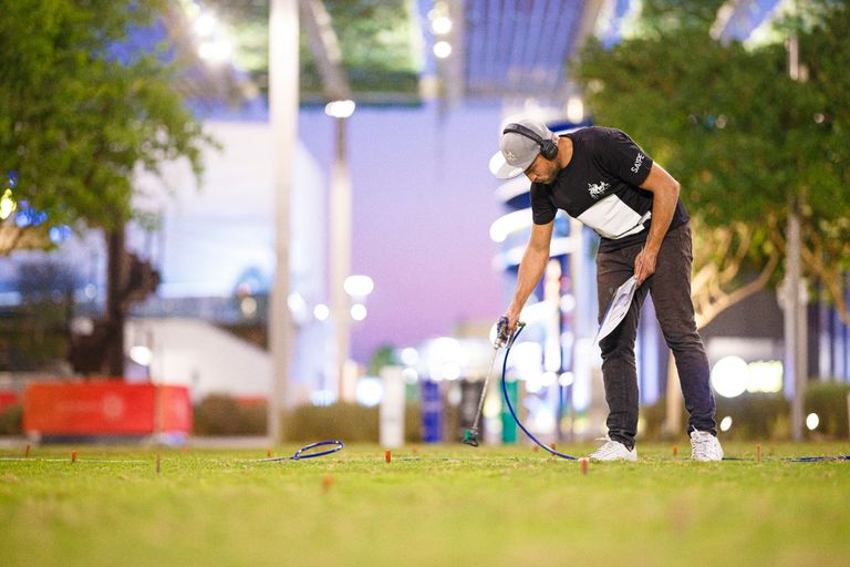 اللوحة تأتي ضمن مشروع سايب لرسم أكبر سلسلة بشرية من الأيادي المتشابكة