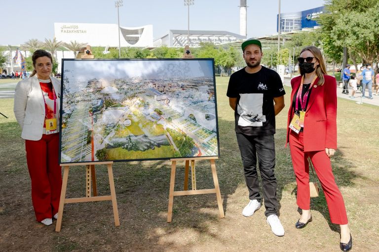 اللوحة تأتي ضمن مشروع سايب لرسم أكبر سلسلة بشرية من الأيادي المتشابكة