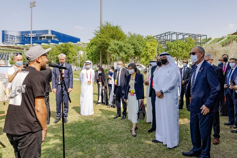 اللوحة تأتي ضمن مشروع سايب لرسم أكبر سلسلة بشرية من الأيادي المتشابكة