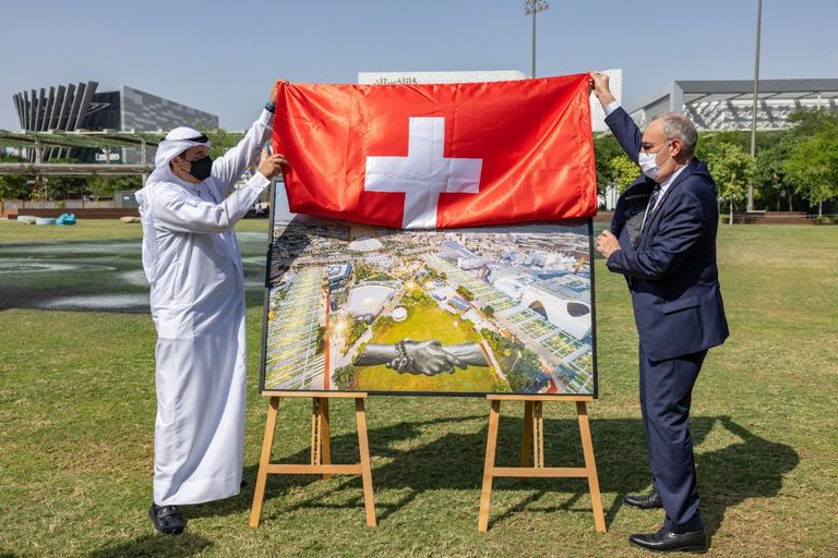 اللوحة تأتي ضمن مشروع سايب لرسم أكبر سلسلة بشرية من الأيادي المتشابكة