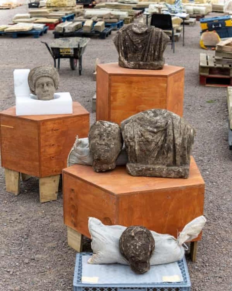 أحد التماثيل الرومانية المكتشفة