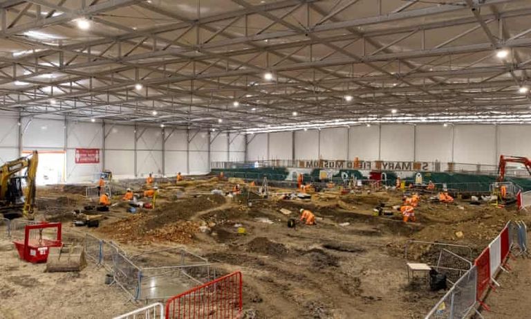 أحد التماثيل الرومانية المكتشفة