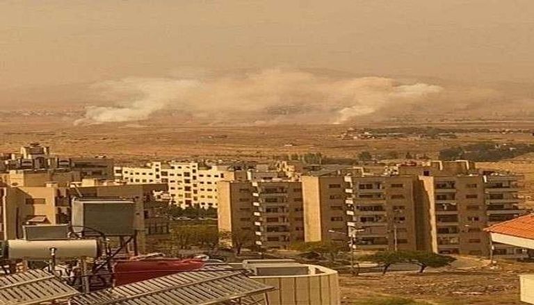 دخان يتصاعد جراء قصف سابق على سوريا