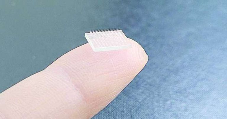 لقاحات كورونا الجديدة في شكل لاصقة بلاستيكية التقنية الجديدة تسمح بتفادي أزمات البكاء عند حقن الأطفال