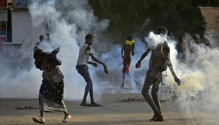 آثار الغاز المسيل للدموع الذي استخدمته الشرطة السودانية 
