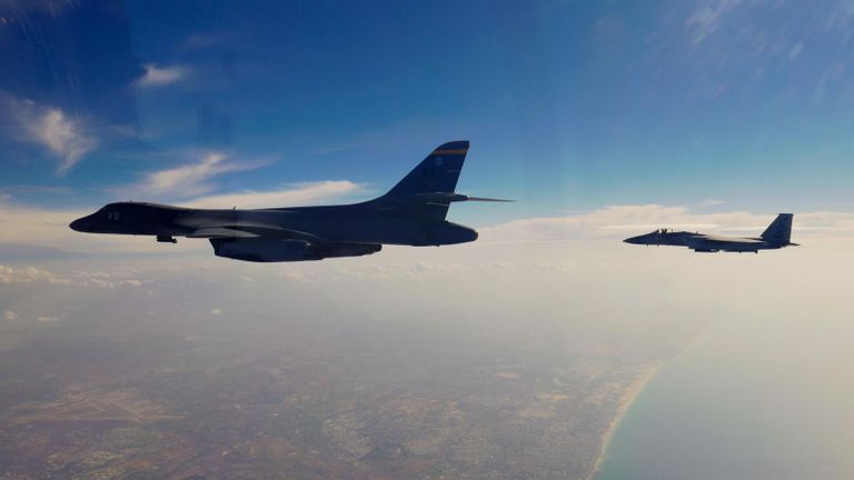 طائرة إسرائيلية ترافق القاذفة الأمريكية