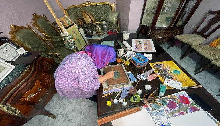 التونسية زهرة زروقي تبدع قطعاً فنية بالرسم على الماء