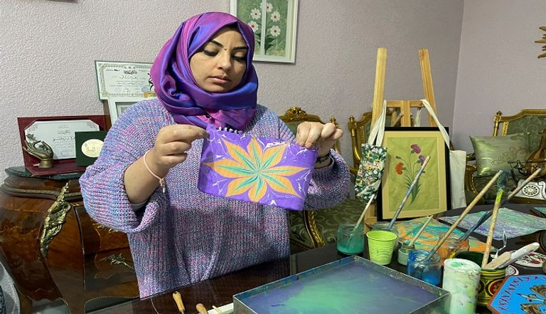 التونسية زهرة زروقي تبدع قطعاً فنية بالرسم على الماء
