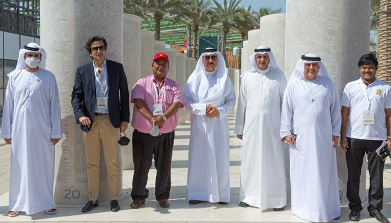 د. عبد الرحمن العور والوزراء في لقطة تذكارية أمام النصب التذكاري