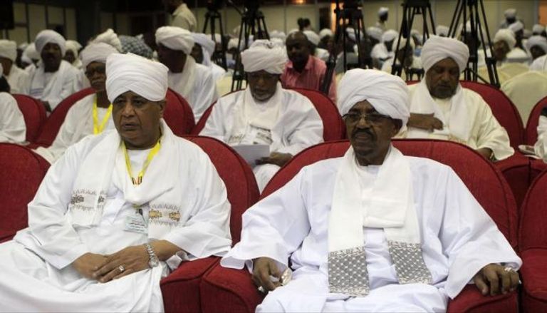 الرئيس السوداني المعزول عمر البشير وإبراهيم الغندور- أرشيفية