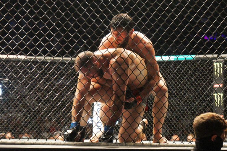 إسلام ماخاشيف، بطل الفنون القتالية المختلطة، والنيوزلندي دان هوكر في منافسات الوزن الخفيف في UFC 267