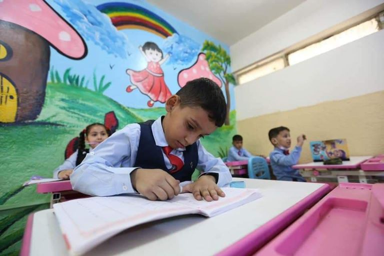 طفلتان توأمتان تدخلان أولى مراحلهما الدراسية في العراق