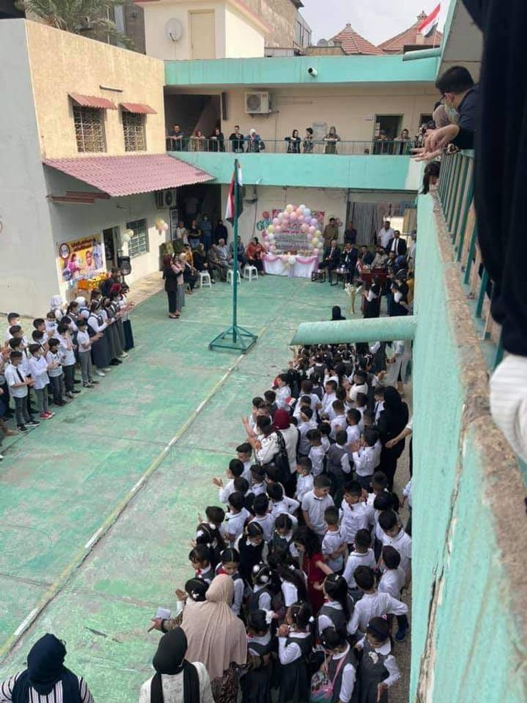 طفلتان توأمتان تدخلان أولى مراحلهما الدراسية في العراق