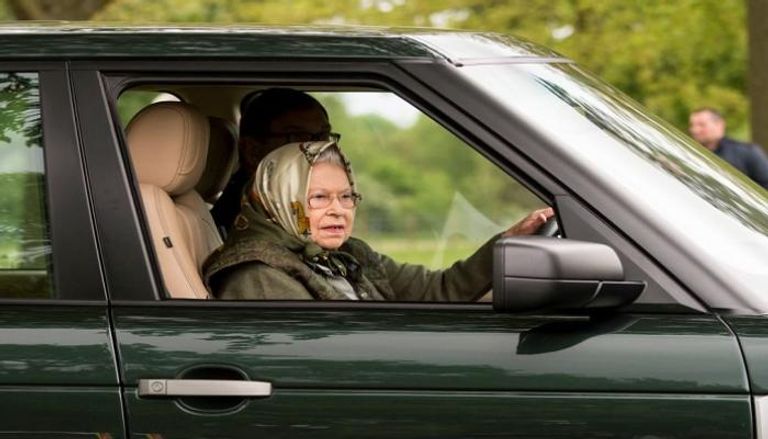 الملكة إليزابيث تقود السيارة بنفسها- أرشيفية
