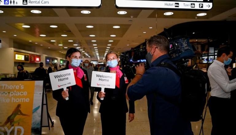 لافتات ترحيب مع وصول أول مسافرين دوليين إلى مطار سيدني