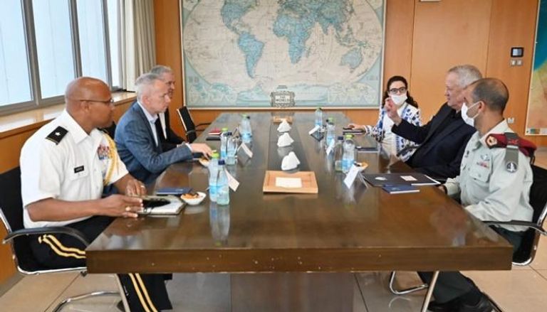 وزير الدفاع الإسرائيلي خلال لقاء سابق مع السفير الأمريكي في تل أبيب