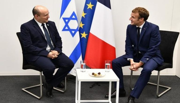 رئيس فرنسا إيمانويل ماكرون ورئيس وزراء إسرائيل نفتالي بينيت- أ.ف.ب
