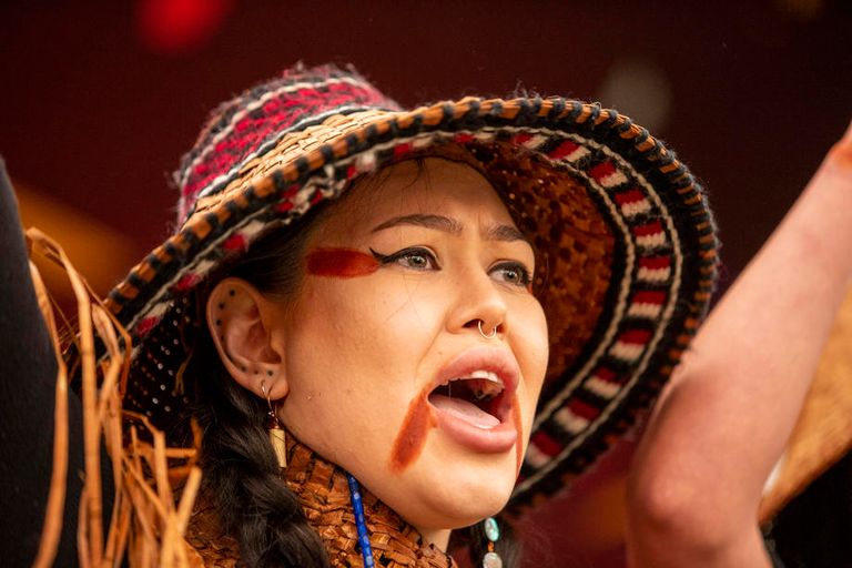 سكان أصليون يشاركون في افتتاح مؤتمر المناخ بغلاسكو