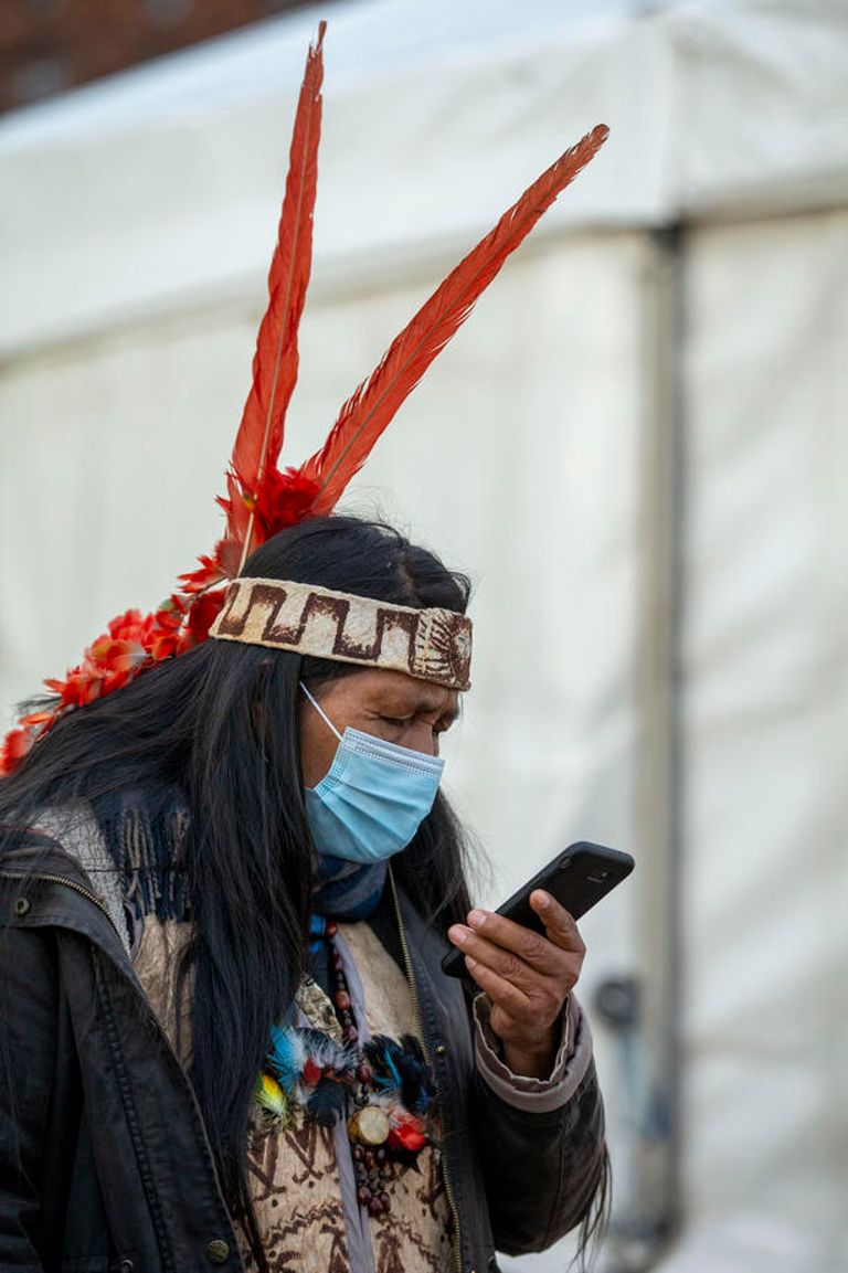 سكان أصليون يشاركون في افتتاح مؤتمر المناخ بغلاسكو