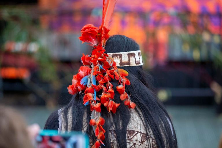 سكان أصليون يشاركون في افتتاح مؤتمر المناخ بغلاسكو